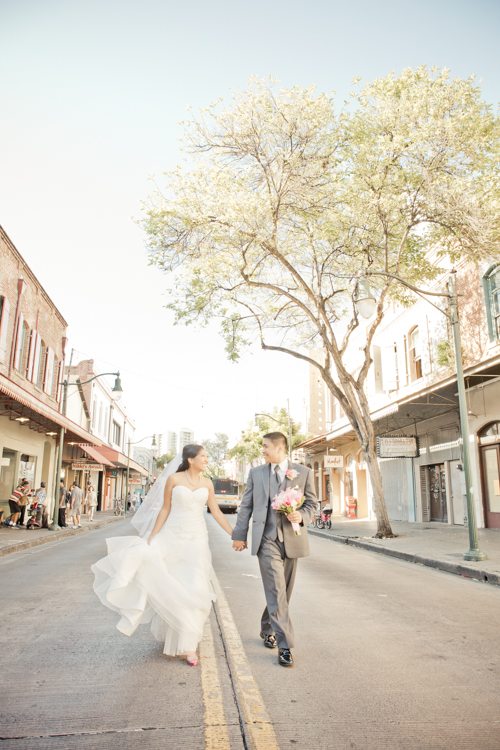 Picture of the Week ~ Bride and Groom in Chinatown, Honolulu 1 chinatown-hotel street-bride-groom-hawaii